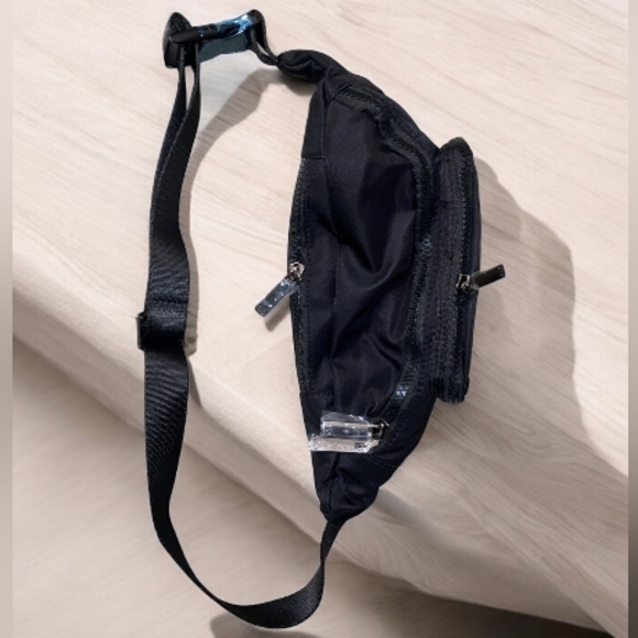 Alo Yoga Explorer Fanny Pack: Compact Style for Trendsetters - Picture 4 of 4